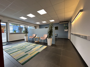 Het betreft de verhuur van een KMO-unit gelegen in industriezone De Zaat in Temse. Deze gunstige ligging nabij zowel op- en afrittencomplex Temse van de E17, als de N16 en de A12, zorgen voor een vlotte ontsluiting naar Antwerpen en Brussel.
De unit he