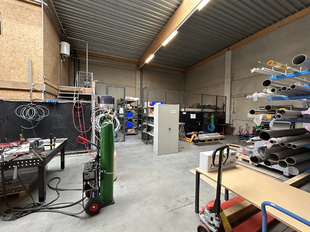 Het betreft de verhuur van een KMO-unit gelegen in industriezone De Zaat in Temse. Deze gunstige ligging nabij zowel op- en afrittencomplex Temse van de E17, als de N16 en de A12, zorgen voor een vlotte ontsluiting naar Antwerpen en Brussel. 

De unit he