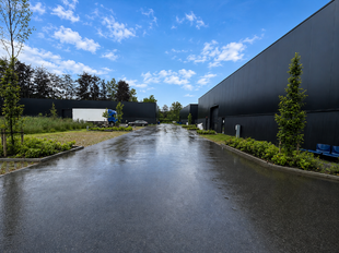 Recente nieuwbouwunit met een oppervlakte van ca. 181 m², gelegen binnen het Duffel Business Park langs de Notmeir te Duffel. De site geniet van een vlotte bereikbaarheid via de N1 (Antwerpen – Mechelen) en bevindt zich op korte afstand van de op- en a