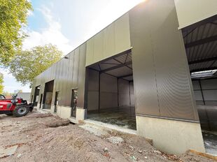 Het betreft de verkoop van een uitstekend gelegen nieuwbouw KMO-unit aan de Maccabilaan te Hoboken. Dit project ligt op een boogscheut van het centrum van Antwerpen en biedt een prima verbinding met de belangrijkste snelwegen (A12/E19/E17).
De KMO-unit