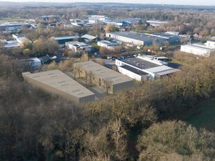 Binnen dit kleinschalige KMO-project te Molenstede-Diest zijn de laatste 2 units van elk ca. 209 m² beschikbaar. De oplevering is voorzien in Q1/Q2 2027.
Elke unit beschikt over 2 parkeerplaatsen, een vrije hoogte van 6 meter en een elektrische sectiona