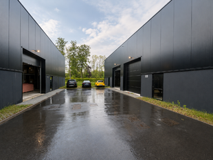 Recente nieuwbouwunit met een oppervlakte van ca. 181 m&sup2;, gelegen binnen het Duffel Business Park langs de Notmeir te Duffel. De site geniet van een vlotte bereikbaarheid via de N1 (Antwerpen &ndash; Mechelen) en bevindt zich op korte afstand van de op- en a
