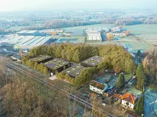 Recente nieuwbouwunit met een oppervlakte van ca. 181 m&sup2;, gelegen binnen het Duffel Business Park langs de Notmeir te Duffel. De site geniet van een vlotte bereikbaarheid via de N1 (Antwerpen &ndash; Mechelen) en bevindt zich op korte afstand van de op- en a