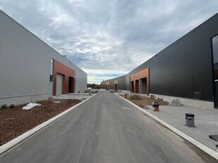 Strategisch gelegen te Heist-op-den-Berg, bieden wij binnen het nieuwbouw KMO-project ‘Langveld’ een verhuurde KMO-unit te koop aan als investeringsopportuniteit.
Unit D24 omvat ca. 306 m² opslagruimte/werkplaats met een vrije hoogte van ca. 7,5 met