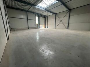 Strategisch gelegen te Heist-op-den-Berg, bieden wij binnen het nieuwbouw KMO-project ‘Langveld’ een verhuurde KMO-unit te koop aan als investeringsopportuniteit.
Unit D24 omvat ca. 306 m² opslagruimte/werkplaats met een vrije hoogte van ca. 7,5 met