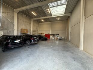 Gelegen langs de Prins Boudewijnlaan te Kontich bevindt zich deze KMO-unit binnen het recente “GATE 7 Business Park”, een kwalitatief KMO-project op een strategische locatie tussen Antwerpen en Brussel.
Het bedrijvenpark geniet van een uitstekende be