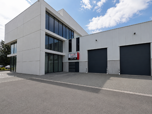 Gelegen langs de Prins Boudewijnlaan te Kontich bevindt zich deze KMO-unit binnen het recente “GATE 7 Business Park”, een kwalitatief KMO-project op een strategische locatie tussen Antwerpen en Brussel.
Het bedrijvenpark geniet van een uitstekende be