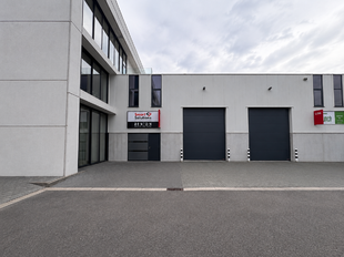 Gelegen langs de Prins Boudewijnlaan te Kontich bevindt zich deze KMO-unit binnen het recente “GATE 7 Business Park”, een kwalitatief KMO-project op een strategische locatie tussen Antwerpen en Brussel.
Het bedrijvenpark geniet van een uitstekende be