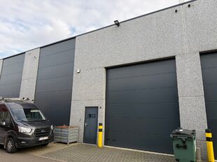 Het betreft een KMO-unit (BJ 2016) gelegen in de industriezone Satenrozen te Kontich. Door de strategische ligging op de as Antwerpen-Brussel, geniet de site van een uitstekende ontsluiting via de E19 en/of de A12.

Het pand behelst een oppervlakte van ca