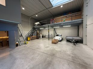 Het betreft een KMO-unit (BJ 2016) gelegen in de industriezone Satenrozen te Kontich. Door de strategische ligging op de as Antwerpen-Brussel, geniet de site van een uitstekende ontsluiting via de E19 en/of de A12.

Het pand behelst een oppervlakte van ca