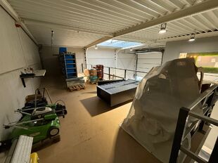 Het betreft een KMO-unit (BJ 2016) gelegen in de industriezone Satenrozen te Kontich. Door de strategische ligging op de as Antwerpen-Brussel, geniet de site van een uitstekende ontsluiting via de E19 en/of de A12.

Het pand behelst een oppervlakte van ca