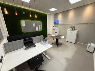 Het betreft een KMO-unit (BJ 2016) gelegen in de industriezone Satenrozen te Kontich. Door de strategische ligging op de as Antwerpen-Brussel, geniet de site van een uitstekende ontsluiting via de E19 en/of de A12.

Het pand behelst een oppervlakte van ca