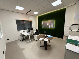 Het betreft een KMO-unit (BJ 2016) gelegen in de industriezone Satenrozen te Kontich. Door de strategische ligging op de as Antwerpen-Brussel, geniet de site van een uitstekende ontsluiting via de E19 en/of de A12.

Het pand behelst een oppervlakte van ca