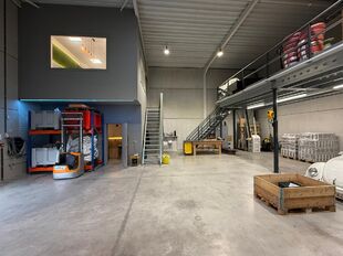 Het betreft een KMO-unit (BJ 2016) gelegen in de industriezone Satenrozen te Kontich. Door de strategische ligging op de as Antwerpen-Brussel, geniet de site van een uitstekende ontsluiting via de E19 en/of de A12.

Het pand behelst een oppervlakte van ca