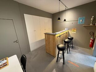 Het betreft een KMO-unit (BJ 2016) gelegen in de industriezone Satenrozen te Kontich. Door de strategische ligging op de as Antwerpen-Brussel, geniet de site van een uitstekende ontsluiting via de E19 en/of de A12.

Het pand behelst een oppervlakte van ca