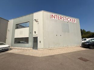 Op een strategische locatie in de KMO-zone Laerevelden te Rumst, aan de Steenweg op Waarloos 63, bieden wij een representatief en modern bedrijfsgebouw te huur aan. Dit pand is vlot bereikbaar via afrit 8 (Rumst) van de E19, ideaal gelegen tussen Antwerpe