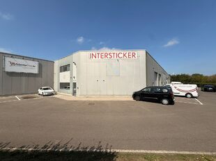 Op een strategische locatie in de KMO-zone Laerevelden te Rumst, aan de Steenweg op Waarloos 63, bieden wij een representatief en modern bedrijfsgebouw te huur aan. Dit pand is vlot bereikbaar via afrit 8 (Rumst) van de E19, ideaal gelegen tussen Antwerpe