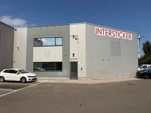 Op een strategische locatie in de KMO-zone Laerevelden te Rumst, aan de Steenweg op Waarloos 63, bieden wij een representatief en modern bedrijfsgebouw te huur aan. Dit pand is vlot bereikbaar via afrit 8 (Rumst) van de E19, ideaal gelegen tussen Antwerpe