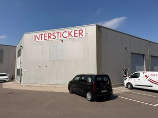 Op een strategische locatie in de KMO-zone Laerevelden te Rumst, aan de Steenweg op Waarloos 63, bieden wij een representatief en modern bedrijfsgebouw te huur aan. Dit pand is vlot bereikbaar via afrit 8 (Rumst) van de E19, ideaal gelegen tussen Antwerpe