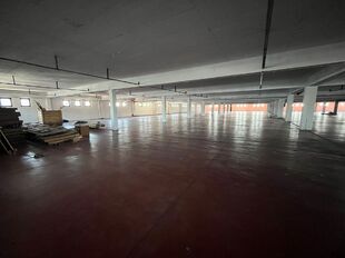 Langs de zijkant van het gebouw kan er eenvoudig geladen en gelost worden via een laadbrug. Vervolgens kan de stockage via twee functionele goederenliften naar het tweede verdiep worden gebracht.

- Oppervlakte: ca. 2.300 m&sup2;
- Vrije hoogtes:
Laagste punt