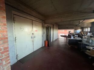 Langs de zijkant van het gebouw kan er eenvoudig geladen en gelost worden via een laadbrug. Vervolgens kan de stockage via twee functionele goederenliften naar het tweede verdiep worden gebracht.

- Oppervlakte: ca. 2.300 m&sup2;
- Vrije hoogtes:
Laagste punt