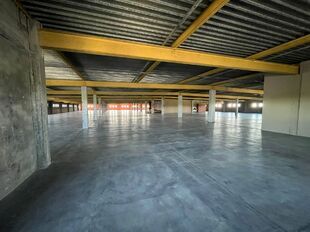 Langs de zijkant van het gebouw kan er eenvoudig geladen en gelost worden via een laadbrug. Vervolgens kan de stockage via twee functionele goederenliften naar het derde verdiep worden gebracht.

- Oppervlakte: ca. 2.300 m&sup2;
- Vrije hoogtes:
Laagste punt 