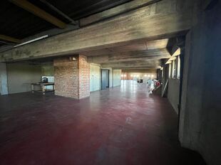 Langs de zijkant van het gebouw kan er eenvoudig geladen en gelost worden via een laadbrug. Vervolgens kan de stockage via twee functionele goederenliften naar het derde verdiep worden gebracht.

- Oppervlakte: ca. 2.300 m&sup2;
- Vrije hoogtes:
Laagste punt 