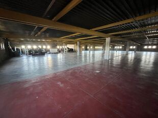Langs de zijkant van het gebouw kan er eenvoudig geladen en gelost worden via een laadbrug. Vervolgens kan de stockage via twee functionele goederenliften naar het derde verdiep worden gebracht.

- Oppervlakte: ca. 2.300 m&sup2;
- Vrije hoogtes:
Laagste punt 