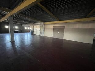 Langs de zijkant van het gebouw kan er eenvoudig geladen en gelost worden via een laadbrug. Vervolgens kan de stockage via twee functionele goederenliften naar het derde verdiep worden gebracht.

- Oppervlakte: ca. 2.300 m&sup2;
- Vrije hoogtes:
Laagste punt 