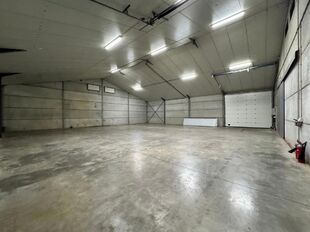 Op deze schitterende locatie te Antwerpen Ekeren, vlakbij het op- en afrittencomplex van de A12, bieden wij dit bedrijfsgebouw te huur aan. Het eigendom is gelegen in agrarische zone met een vergunning voor passieve opslag. 

Het pand omvat ca. 1 856 m&sup2; 