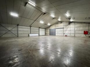 Op deze schitterende locatie te Antwerpen Ekeren, vlakbij het op- en afrittencomplex van de A12, bieden wij dit bedrijfsgebouw te huur aan. Het eigendom is gelegen in agrarische zone met een vergunning voor passieve opslag. 

Het pand omvat ca. 1 856 m&sup2; 