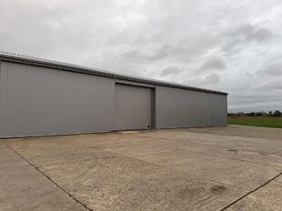 Op deze schitterende locatie te Antwerpen Ekeren, vlakbij het op- en afrittencomplex van de A12, bieden wij dit bedrijfsgebouw te huur aan. Het eigendom is gelegen in agrarische zone met een vergunning voor passieve opslag. 

Het pand omvat ca. 1 856 m&sup2; 