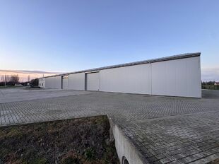 Op deze schitterende locatie te Antwerpen Ekeren, vlakbij het op- en afrittencomplex van de A12, bieden wij dit bedrijfsgebouw te huur aan. Het eigendom is gelegen in agrarische zone met een vergunning voor passieve opslag. 

Het pand omvat ca. 1 856 m&sup2; 