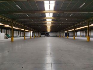 Dit strategisch gelegen magazijn bevindt zich in Industriepark-West in Sint-Niklaas, op slechts 2 km van op- en afrit 15 van de E17. Dankzij deze centrale ligging zijn Antwerpen, Gent en de omliggende regio&rsquo;s via de N16 vlot bereikbaar. De site geniet b