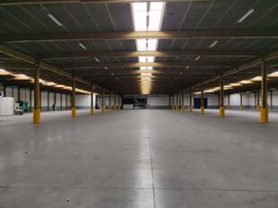 Dit strategisch gelegen magazijn bevindt zich in Industriepark-West in Sint-Niklaas, op slechts 2 km van op- en afrit 15 van de E17. Dankzij deze centrale ligging zijn Antwerpen, Gent en de omliggende regio&rsquo;s via de N16 vlot bereikbaar. De site geniet b