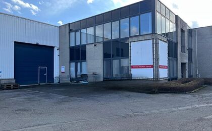 Het betreft de verhuur van een representatieve bedrijfsunit op een zeer centrale locatie te Aartselaar, met een vlotte verbinding naar de A12. 

Het geheel omvat ca. 720 m², bestaande uit 430 m² opslagruimte met mezzanine en 290 m² kantoorruimte. De un