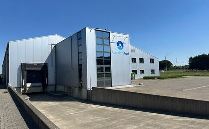 Op deze schitterende locatie te Antwerpen Ekeren, vlakbij het op- en afrittencomplex van de A12, bieden wij dit bedrijfsgebouw te huur aan. Het eigendom is gelegen in agrarische zone met een vergunning voor passieve opslag. 

Het pand omvat ca. 1 856 m² 
