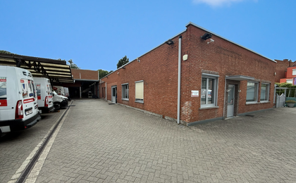Op een uitstekende locatie, langsheen de Kapelsesteenweg te Ekeren, bieden wij dit functionele en veelzijdige gebouw te huur aan. Dankzij de ligging langs de Kapelsesesteenweg geniet het gebouw van een vlotte bereikbaarheid en uitstekende visibiliteit. Di