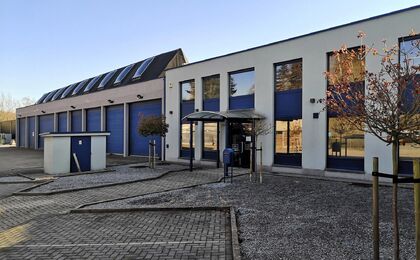 Het betreft de verhuur van een bedrijfsgebouw gelegen op een uitstekende locatie te Kontich. Het gebouw is gelegen langs de Koningin Astridlaan, dewelke goed bereikbaar is via de E19 (Antwerpen - Brussel) en de N1. 

Het gebouw heeft een oppervlakte van c