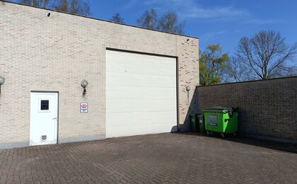 Gelegen langsheen de Liersesteenweg, bieden wij een opslagruimte te huur aan. Door de strategische locatie geniet het pand - met een totale oppervlakte van ca. 365 m² - van een uitstekende ontsluiting naar Lier en naar de E313 (Antwerpen - Luik). 

De o
