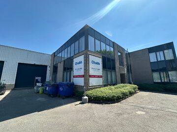 Het betreft de verhuur van een representatieve bedrijfsunit op een zeer centrale locatie te Aartselaar, met een vlotte verbinding naar de A12. 

Het geheel omvat ca. 720 m², bestaande uit 430 m² opslagruimte met mezzanine en 290 m² kantoorruimte. De un