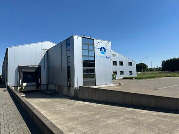 Op deze schitterende locatie te Antwerpen Ekeren, vlakbij het op- en afrittencomplex van de A12, bieden wij dit bedrijfsgebouw te huur aan. Het eigendom is gelegen in agrarische zone met een vergunning voor passieve opslag. 

Het pand omvat ca. 1 856 m² 