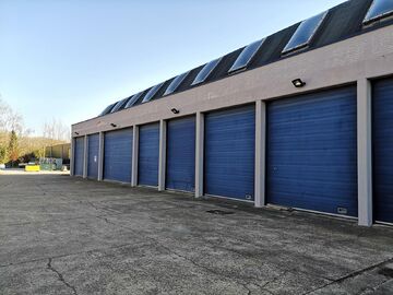 Het betreft de verhuur van een magazijnruimte gelegen op een centrale locatie te Kontich. Het gebouw is uitstekend gelegen langs de Koningin Astridlaan, dewelke goed bereikbaar is via de E19 (Antwerpen - Brussel) en de N1. 

Het magazijn heeft een oppervl