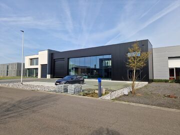 In KMO-zone 'Itterbeek' te Duffel bieden wij een hoogwaardig nieuwbouw bedrijfspand te koop aan.
Heden is het pand casco, zodoende het geheel op maat van de koper kan afgewerkt worden.
Vermelde verkoopprijs is casco - verdere afwerking/budget in onderling