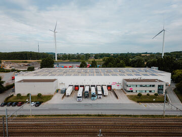 Het betreft de verhuur van een logistiek gebouw op een uitstekende locatie ten zuiden van Brussel, gelegen tussen de E19 (Antwerpen-Brussel) en de N6. 

Het gebouw heeft een oppervlakte van ca. 7275 m², bestaande uit ca. 6770 m² opslagruimte en ca. 505 