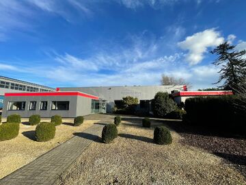 Het betreft de verhuur van een representatief bedrijfsgebouw te Verrebroek. Dit bedrijfsgebouw geniet een uitstekende ligging nabij enkele belangrijke invalswegen zoals de E34 en de Ring van Antwerpen. Hierdoor geniet deze eveneens een zeer goede en vlott