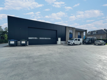 Op bedrijventerrein 'Rijkmaker' te Essen bieden we dit representatief bedrijfsgebouw te huur aan. Het betreft een gebouw met een oppervlakte van ca.490 m², bestaande uit 450 m² opslagruimte en 40 m² kantoorruimte. 

Het magazijn heeft een vrije hoogte 