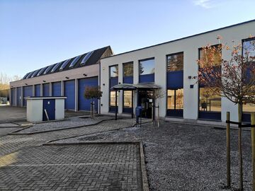 Het betreft de verhuur van een bedrijfsgebouw gelegen op een uitstekende locatie te Kontich. Het gebouw is gelegen langs de Koningin Astridlaan, dewelke goed bereikbaar is via de E19 (Antwerpen - Brussel) en de N1. 

Het gebouw heeft een oppervlakte van c