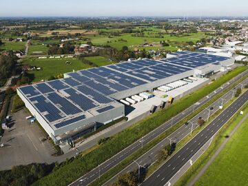 Het betreft de verhuur van een industrieel gebouw, gelegen op een uitstekende en strategische locatie te Puurs. Het gebouw, gelegen langs de A12, geniet een uitstekende visibiliteit vanop de A12 (Antwerpen - Brussel).

Unit 2 telt een oppervlakte van ca. 