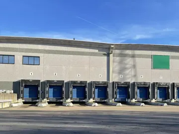 Het betreft de verhuur van een logistieke site, gelegen op een uitstekende locatie te Sint-Niklaas. De site ligt vlak bij de R42 met een vlotte ontsluiting naar de E17 (Antwerpen - Gent).

Het logistieke gebouw telt een oppervlakte van ca. 20 505 m², opg